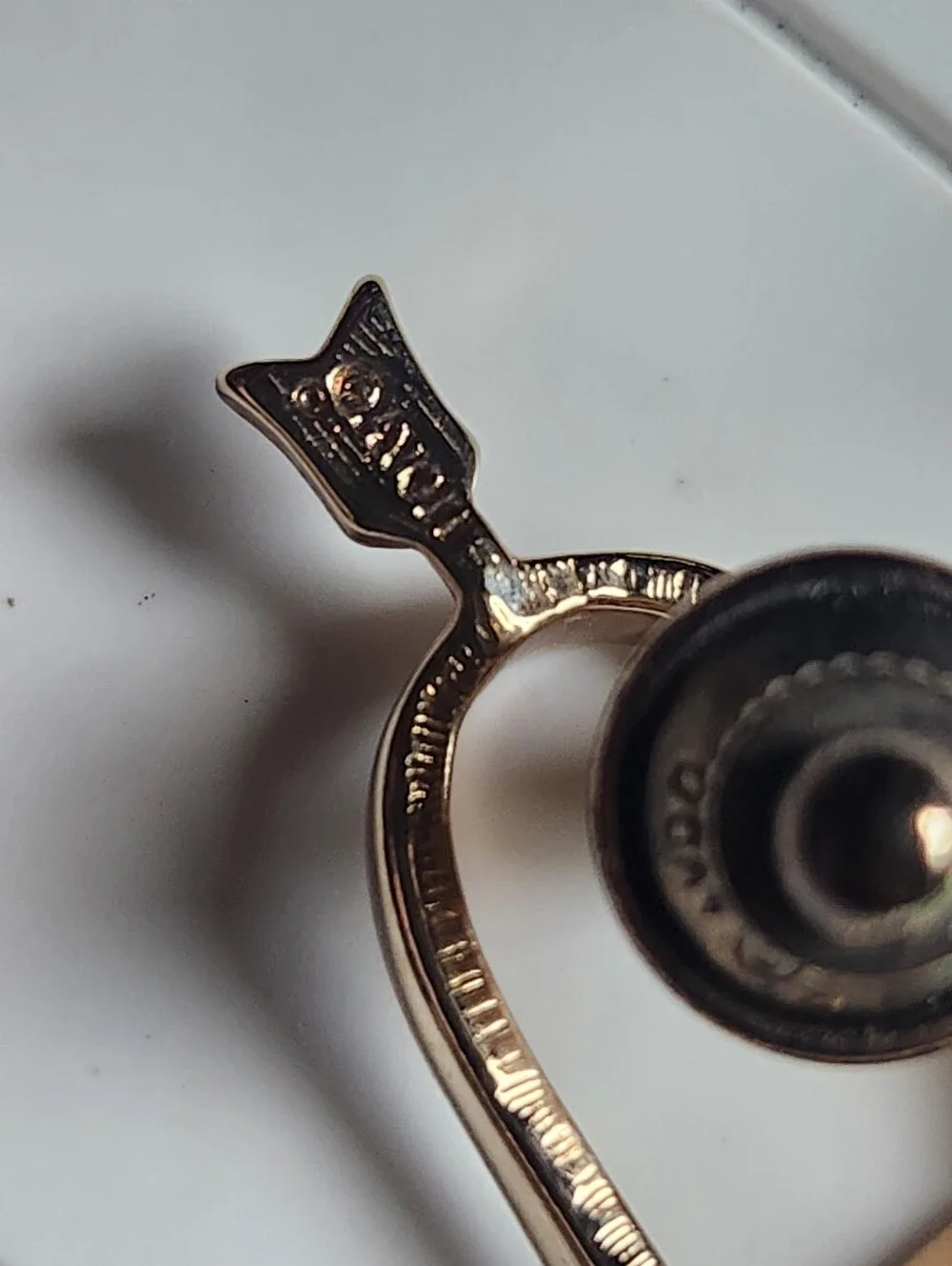 Vtg Avon Gold Tone Open Heart with Arrow Accent Pin Brooch